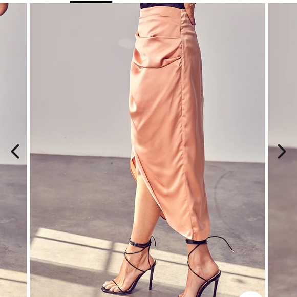 NWT DO + BE
Pleated Midi Wrap Skirt Size Medium - Picture 4 of 5